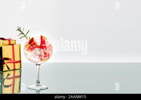 Ein großes Glas Gin und Tonic mit Scheibe frischer Grapefruit und präsentiert auf Hintergrund. Kopieren Sie Platz Stockfoto