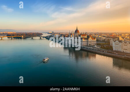 Moody morgen in Budapest. Ein Schiff geht an ungarischen Parlaiment Gebäude. Sightseeing, ich empfehle dieses Bild zu touristischen Kataloge, Webseiten, jour Stockfoto