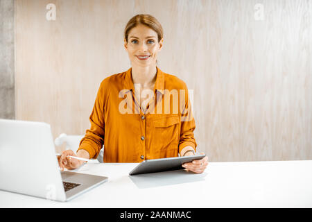 Porträt einer schöne und selbstbewusste Frau als Top Manager oder Direktor im Büro Stockfoto