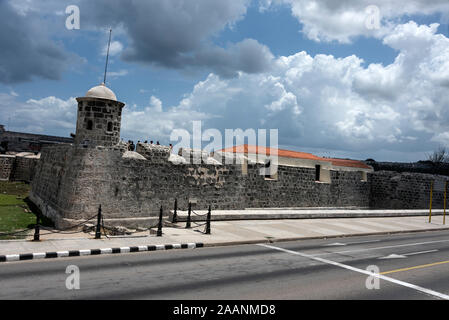 Castillo de San Salvador de la Punta ist eine Hafenstadt aus dem 16. Jahrhundert in der Bucht von Havanna in Kuba. Es wurde spät gebaut Stockfoto