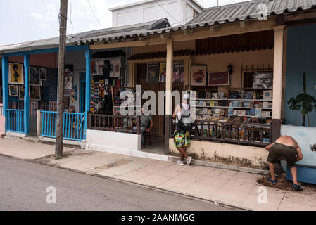 Ein touristischer Souvenirladen in der Hauptstraße von Cojimar, einem Meer-/Fischerdorf, etwa 12 km östlich von Havanna in Kuba Cojimar war der Ort, an dem Ernest Hemingway lag Stockfoto