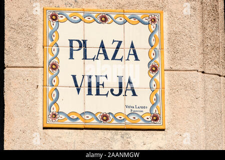 Die Plaza Vieja in Habana Veija (Altstadt von Havanna) in Havanna ist Teil des UNESCO-Weltkulturerbes in Kuba. Stockfoto