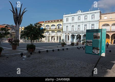 Plaza Habana Vieja (Altstadt von Havanna) ist der architektonisch bunteste platz in Havanna mit einem namenlosen Brunnen in der Mitte. Um die herum Stockfoto