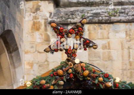 Duftende Gewürze Obst und Stern Verzierung top von Chalet an der Winchester Weihnachtsmarkt, Winchester, Hampshire, UK im Dezember Stockfoto
