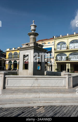 Plaza Habana Vieja (Altstadt von Havanna), Kuba, ist Havannas architektonisch farbenfrohste plaza mit einem namenlosen Brunnen in der Mitte. Ar Stockfoto