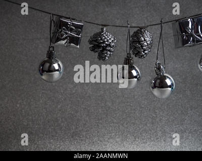 Silber Weihnachten Neujahr Spielereien für Weihnachten Baumschmuck, Kiefer, Fichte, Kugeln, Sterne, Glocken, Tannenzapfen auf Silber Weihnachtsschmuck hängen Stockfoto