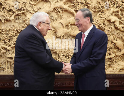 Peking, China. 23 Nov, 2019. Chinesische Vizepräsident Wang Qishan trifft sich mit der frühere US-Außenminister Henry Kissinger in Peking, der Hauptstadt von China, Nov. 23, 2019. Credit: Yao Dawei/Xinhua/Alamy leben Nachrichten Stockfoto