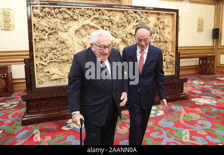 Peking, China. 23 Nov, 2019. Chinesische Vizepräsident Wang Qishan trifft sich mit der frühere US-Außenminister Henry Kissinger in Peking, der Hauptstadt von China, Nov. 23, 2019. Credit: Yao Dawei/Xinhua/Alamy leben Nachrichten Stockfoto