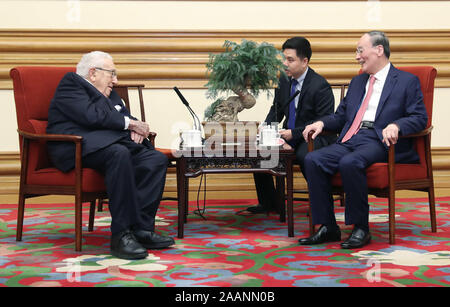 Peking, China. 23 Nov, 2019. Chinesische Vizepräsident Wang Qishan trifft sich mit der frühere US-Außenminister Henry Kissinger in Peking, der Hauptstadt von China, Nov. 23, 2019. Credit: Yao Dawei/Xinhua/Alamy leben Nachrichten Stockfoto