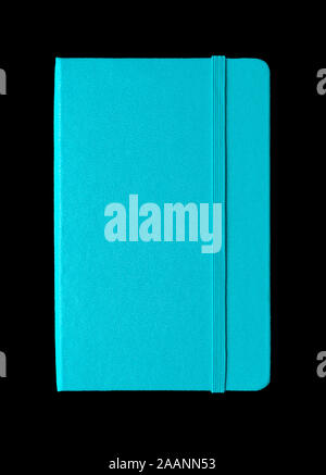 Aqua Blau geschlossen Notebook mockup isoliert auf Schwarz Stockfoto