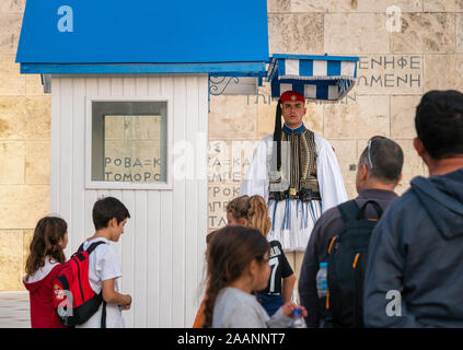 3. November 2019 - Athen, Griechenland. Die präsidentengarde-zeremoniellen Infanterie Einheit namens Evzone bewacht die Presidential Villa in Athen. Stockfoto