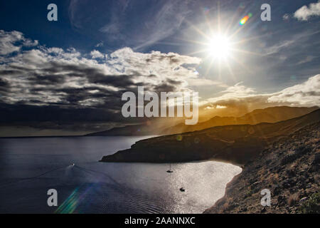 Sonnenuntergang über Madeira Insel Landschaft, Ponta de Sao Lourenco. Es ist Natur Hintergrund der einen herrlichen Blick auf die Klippen, Portugal. Es ist eine natürliche Stockfoto