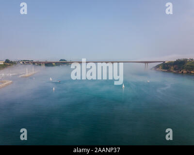 Luftaufnahme auf dos Santos Brücke bei Nebel und die Bucht. In der Nähe von Ribadeo im Norden Spaniens Stockfoto