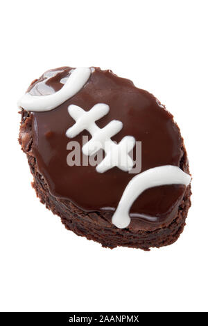 Hausgemachte Fußball geformte double Fudge Chocolate iced Brownie mit weißen Paspeln. Auf weissem Hintergrund. Stockfoto