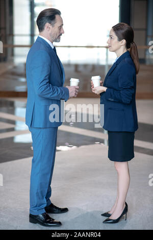 Business Partner tragen die offizielle Kleidung in Talk am Morgen Stockfoto