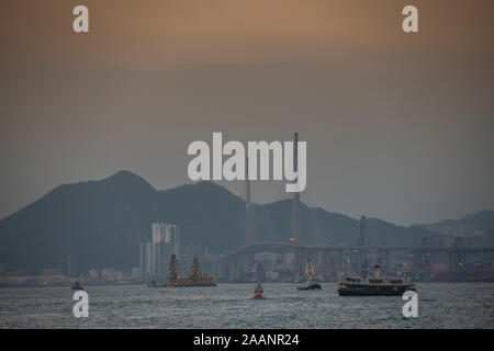 Shenzhen Bay Bridge bei Dämmerung, Hong Kong SAR, China, Stadt Shenzhen in der Provinz Guangdong in der Volksrepublik China thePeople Stockfoto