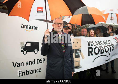 Labour-führer Jeremy Corbyn außerhalb einer Amazon-Depot in Sheffield, South Yorkshire, zu verkünden Pläne für Menschenrechte eine Arbeiterrevolution und um sicherzustellen, dass große Unternehmen ihren fairen Anteil an Steuern zahlen. PA-Foto. Bild Datum: Samstag, November 23, 2019. Siehe PA Geschichte Politik Wahl. Foto: Stefan Rousseau/PA-Kabel Stockfoto