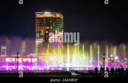 Taschkent, Usbekistan - 30 Oktober, 2019: schöne Springbrunnen in der Nacht im neuen Taschkent City Park beleuchtet Stockfoto