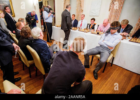 Ein schach Event bei der Loeb Haus an der Harvard University 2013, wo die Norweger Magnus Carlsen spielte und gewann mit verbundenen Augen gegen zehn Anwälte. Sven Magnus Øen Carlsen ist eine norwegische Schach Großmeister und den aktuellen Weltmeister. Er erwarb den Großmeister Titel im Alter von 13 Jahren. Stockfoto