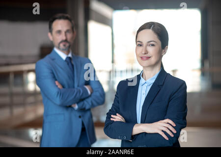 Junge business lady Gefühl vor der Unterzeichnung wichtiger Vertrag aufgeregt Stockfoto