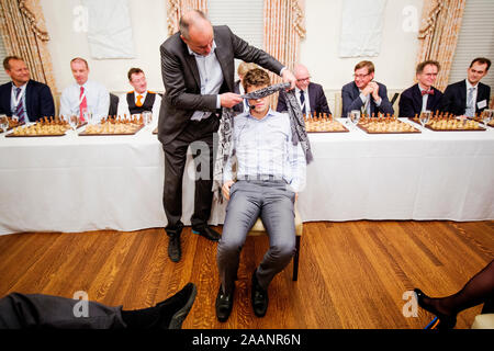 Ein schach Event bei der Loeb Haus an der Harvard University 2013, wo die Norweger Magnus Carlsen spielte und gewann mit verbundenen Augen gegen zehn Anwälte. Sven Magnus Øen Carlsen ist eine norwegische Schach Großmeister und den aktuellen Weltmeister. Er erwarb den Großmeister Titel im Alter von 13 Jahren. Stockfoto