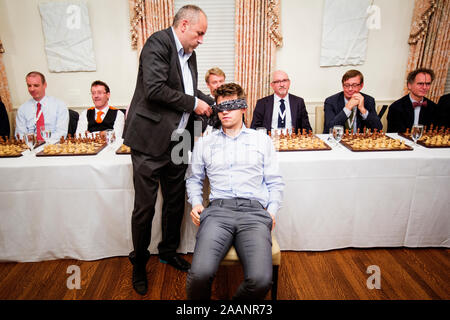 Ein schach Event bei der Loeb Haus an der Harvard University 2013, wo die Norweger Magnus Carlsen spielte und gewann mit verbundenen Augen gegen zehn Anwälte. Sven Magnus Øen Carlsen ist eine norwegische Schach Großmeister und den aktuellen Weltmeister. Er erwarb den Großmeister Titel im Alter von 13 Jahren. Stockfoto