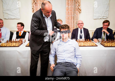 Ein schach Event bei der Loeb Haus an der Harvard University 2013, wo die Norweger Magnus Carlsen spielte und gewann mit verbundenen Augen gegen zehn Anwälte. Sven Magnus Øen Carlsen ist eine norwegische Schach Großmeister und den aktuellen Weltmeister. Er erwarb den Großmeister Titel im Alter von 13 Jahren. Stockfoto