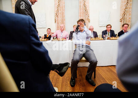 Ein schach Event bei der Loeb Haus an der Harvard University 2013, wo die Norweger Magnus Carlsen spielte und gewann mit verbundenen Augen gegen zehn Anwälte. Sven Magnus Øen Carlsen ist eine norwegische Schach Großmeister und den aktuellen Weltmeister. Er erwarb den Großmeister Titel im Alter von 13 Jahren. Stockfoto