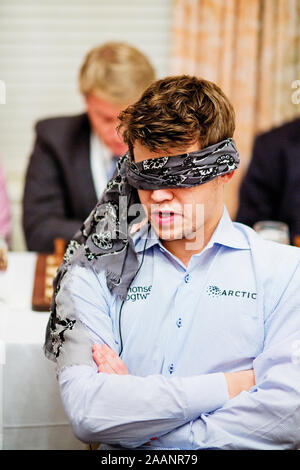 Ein schach Event bei der Loeb Haus an der Harvard University 2013, wo die Norweger Magnus Carlsen spielte und gewann mit verbundenen Augen gegen zehn Anwälte. Sven Magnus Øen Carlsen ist eine norwegische Schach Großmeister und den aktuellen Weltmeister. Er erwarb den Großmeister Titel im Alter von 13 Jahren. Stockfoto