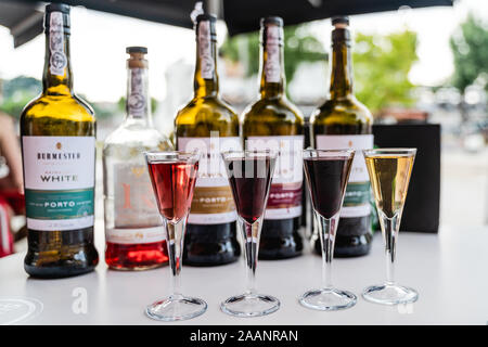 Burmester Port Selection ausgegossen in Gläser mit den Flaschen Port im Hintergrund cafe bar Fluß duoro Porto Portugal Traditionelle Stockfoto