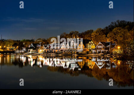 Boathouse Row und dem Schuylkill River in der Nacht, Philadelphia, Pennsylvania, USA. Stockfoto