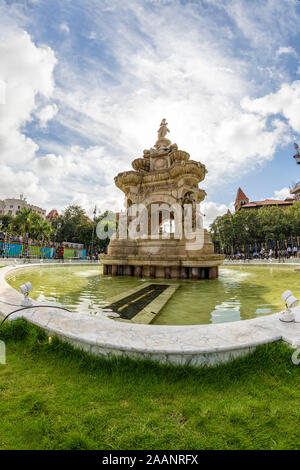 Mumbai Maharashtra Indien am 6. September 2019 Flora Brunnen und orientalischen alten Gebäude am blauen Himmel im sonnigen Fort, in Mumbai, Maharashtra, Indien Stockfoto