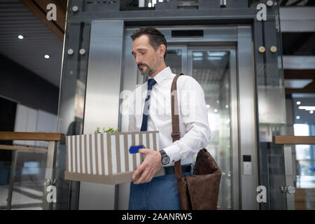 Büroangestellter Gefühl verärgert nach aus erfolgreichen Unternehmen niedergelegt werden Stockfoto