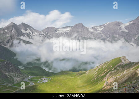 Zahlreiche Berggipfel von der Edelweissspitze gesehen während der Besteigung des Großglockner Hochalpenstraße Stockfoto