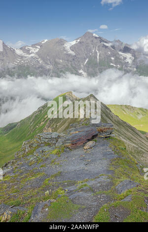 Die großen wiesbachhorn von der Edelweissspitze gesehen während der Besteigung des Großglockner Hochalpenstraße Stockfoto