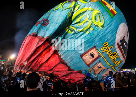 Burma - Myanmar - Vorbereitung und Start des Heißluftballons während des Ballons Festival, findet jährlich in Metsovo im Shan Staat, Myanmar, während der Vollmond von Tazaungmone, das ist der achte Monat des burmesischen Kalender Stockfoto