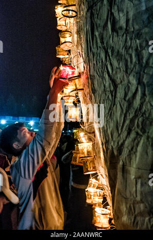 Burma - Myanmar - Vorbereitung und Start des Heißluftballons während des Ballons Festival, findet jährlich in Metsovo im Shan Staat, Myanmar, während der Vollmond von Tazaungmone, das ist der achte Monat des burmesischen Kalender Stockfoto