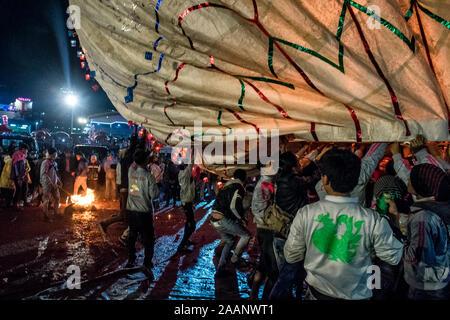 Burma - Myanmar - Vorbereitung und Start des Heißluftballons während des Ballons Festival, findet jährlich in Metsovo im Shan Staat, Myanmar, während der Vollmond von Tazaungmone, das ist der achte Monat des burmesischen Kalender Stockfoto