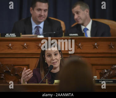 Washington, District of Columbia, USA. Nov, 2019 21. United States Vertreter Elise Stefanik (Republikaner für New York) leitet eine Frage an Dr. Fiona Hill, ehemaliger Senior Director für Europa und Russland, Nationaler Sicherheitsrat, während des Geheimdienstausschusses amtsenthebungsverfahren Anfrage, in Washington, DC am 21. November 2019 Credit: Bill O'Leary/CNP/ZUMA Draht/Alamy leben Nachrichten Stockfoto