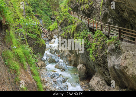 Ein Holzsteg gibt Eingang in die Kitzlochklamm, eine tiefe Schlucht in der Nähe von Zell am See Stockfoto