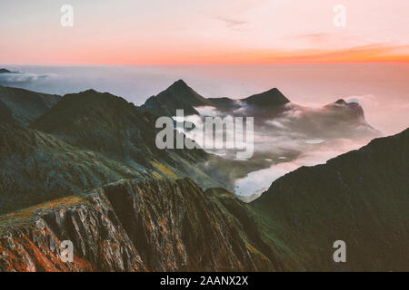 Norwegen Landschaft Sonnenuntergang berge Luftaufnahme Reisen in Lofoten Sonnenuntergang Natur besuchen schöne Reiseziele Stockfoto