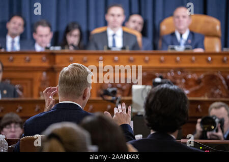 Washington, District of Columbia, USA. Nov, 2019 21. David Holmes, Botschaftsrat für politische Angelegenheiten an der amerikanischen Botschaft in der Ukraine, spricht während einer uns Geheimdienstausschusses amtsenthebungsverfahren Anfrage aus Washington, DC, USA, am Donnerstag, den 21.11.2019. Der Ausschuss hörte aus neun Zeugen in offenen Anhörungen in dieser Woche im Amtsenthebungsverfahren Anfrage in US-Präsident Donald J. Trumpf Credit: Andreas Harrer/CNP/ZUMA Draht/Alamy leben Nachrichten Stockfoto