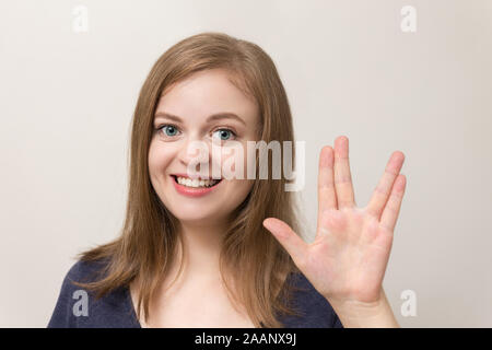 Die junge kaukasische Frau begrüßt den vulkan Stockfoto