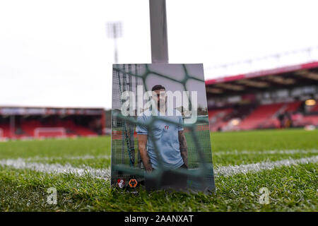 Vitalität Stadium, Bournemouth, Dorset, Großbritannien. 23 Nov, 2019. Fußball der englischen Premier League, Bournemouth athletische versus Wolverhampton Wanderers; Programm an der Ecke Flagge - Streng redaktionelle Verwendung. Keine Verwendung mit nicht autorisierten Audio-, Video-, Daten-, Spielpläne, Verein/liga Logos oder "live" Dienstleistungen. On-line-in-Match mit 120 Bildern beschränkt, kein Video-Emulation. Keine Verwendung in Wetten, Spiele oder einzelne Verein/Liga/player Publikationen Quelle: Aktion plus Sport/Alamy leben Nachrichten Stockfoto