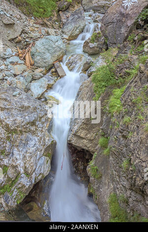 Kleiner Wasserfall in der Kitzlochklamm, eine tiefe Schlucht in der Nähe von Zell am See Stockfoto
