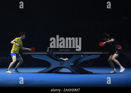 Tampines entfernt. 23 Nov, 2019. (L - R) Jun Mizutani (JPN) - gaoyuan Lin (CHN), 23.November 2019 - Tischtennis: Match 21 an T2 Diamond 2019 Singapur in Tampines entfernt. Credit: haruhiko Otsuka/LBA/Alamy leben Nachrichten Stockfoto