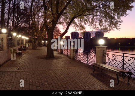 Chimki, Russland - Oktober 16, 2019: Ansicht der Stadt Fußgängerzone Damm auf Moskau Canal von Laternen in den frühen Herbstmorgen beleuchtet. Stockfoto