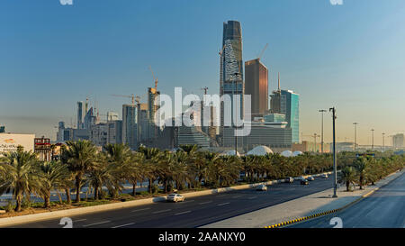 KAFD und Nördliche Ringstraße bei Sonnenaufgang in Riad, Saudi-Arabien Stockfoto