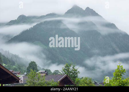 Niedrige morgen Wolken und Dunst in den Tälern der Berge rund um Fusch an der Grossglocknerstrasse Stockfoto