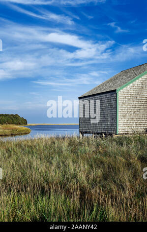 Nauset Marsh Salt Pond und rustikalen Boathouse führen auf Cape Cod National Seashore, Eastham, Cape Cod, Massachusetts, USA. Stockfoto